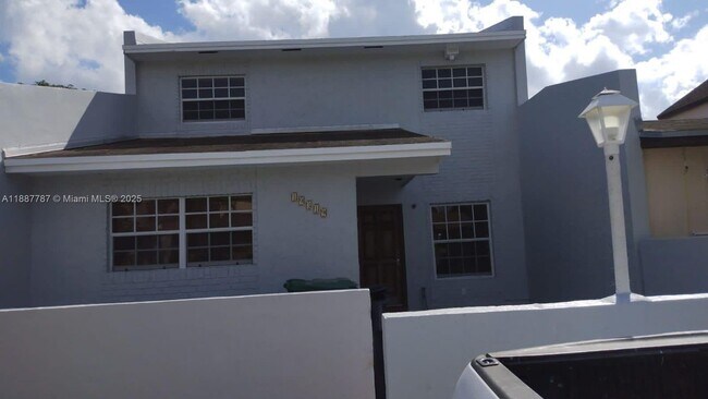 Foto del edificio - 19319 NW 54th Ct