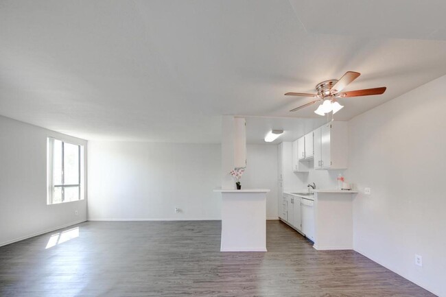 Interior Photo - 6643 Haskell Avenue