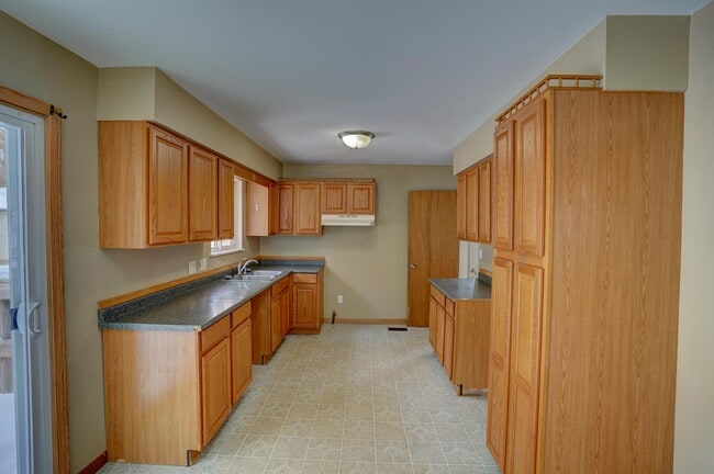 Building Photo - 3001 Hampstead Dr