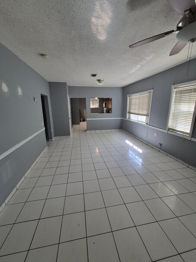 Foto del edificio - 1068 NW 31st St