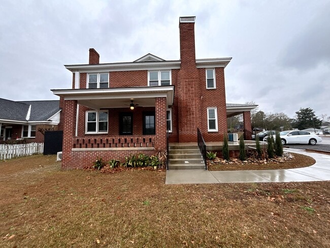 Foto del edificio - Pre-Leasing for the 26-27 School Year! - A...