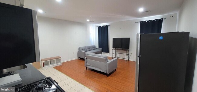 Building Photo - 418 N 41st St