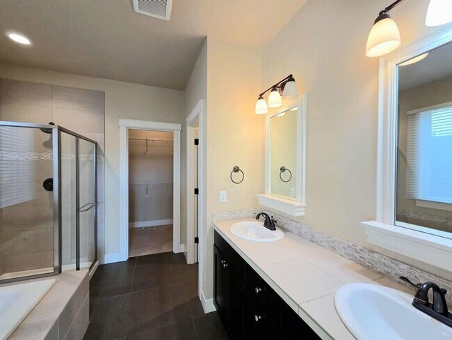 Foto del edificio - Large 3 bedroom, 3 bath newer build in sought after East Wenatchee neighborhood!