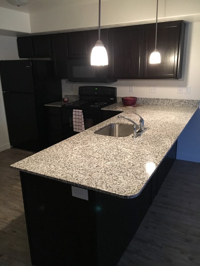 Building Photo - Center Court