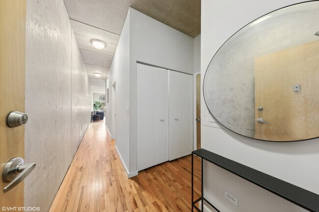 Foto del edificio - 630 N Franklin St