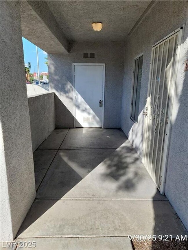 Building Photo - Cozy First-Floor End Unit with Fireplace &...