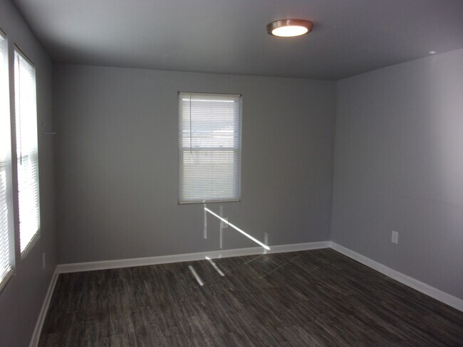 Building Photo - 307A Hall St