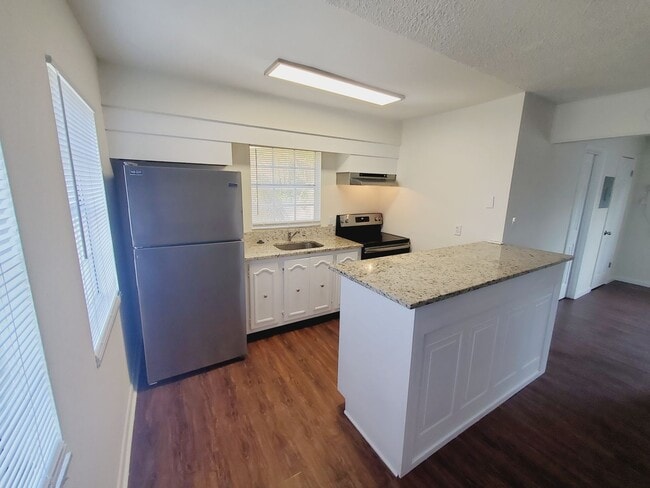 Building Photo - Remodeled, One Bedroom, One Bath Apartment...
