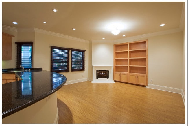 Building Photo - 10305 Almayo Ave