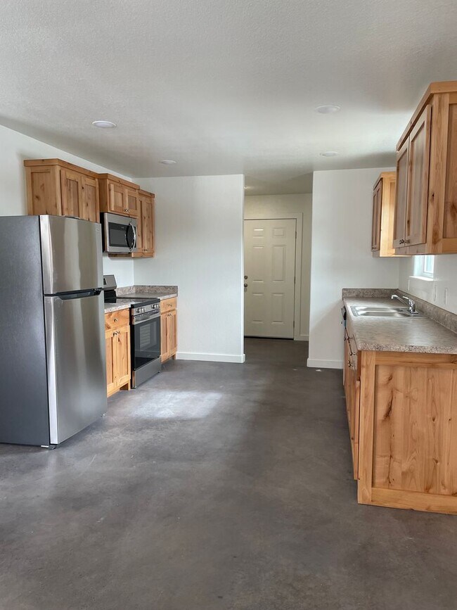 Building Photo - 2 bedroom 1.5 bath home