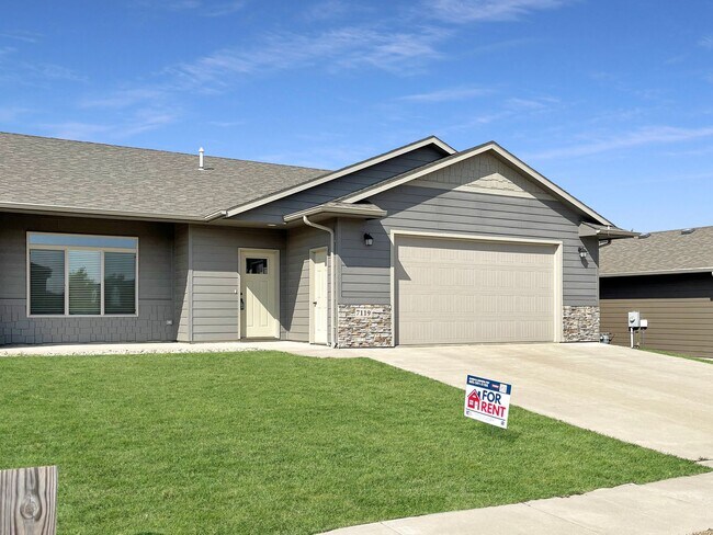 Foto del edificio - 7119-7121 S Hanson Ave (Bravo Team)