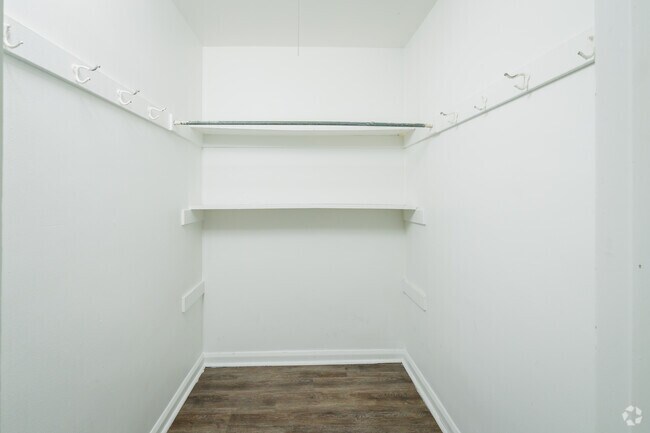 2 habitaciones, 1 baño - 700 pies cuadrados - Armario principal - Prescott Place