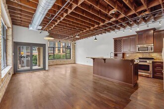 Building Photo - 411 Brazos St