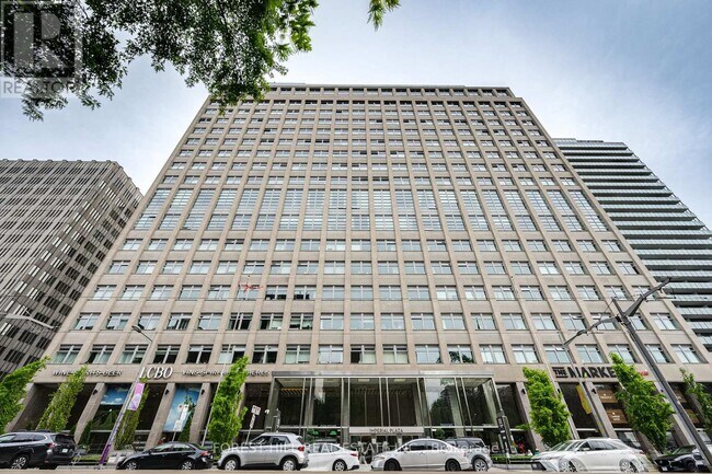 Photo du bâtiment - 111-111 St Clair Ave W