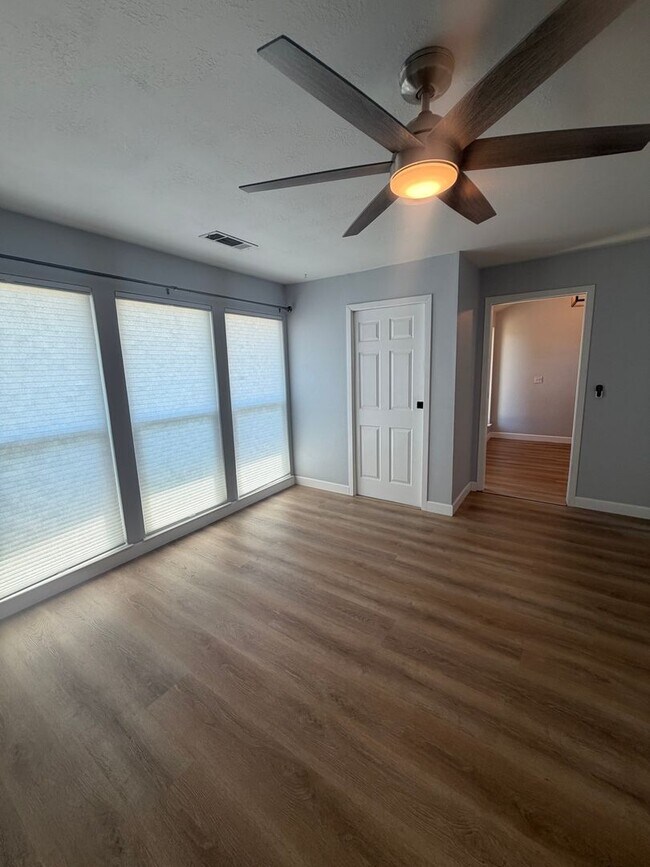 Foto del edificio - Stunning 4 bedroom, 2 bathroom with a Pool and Solar