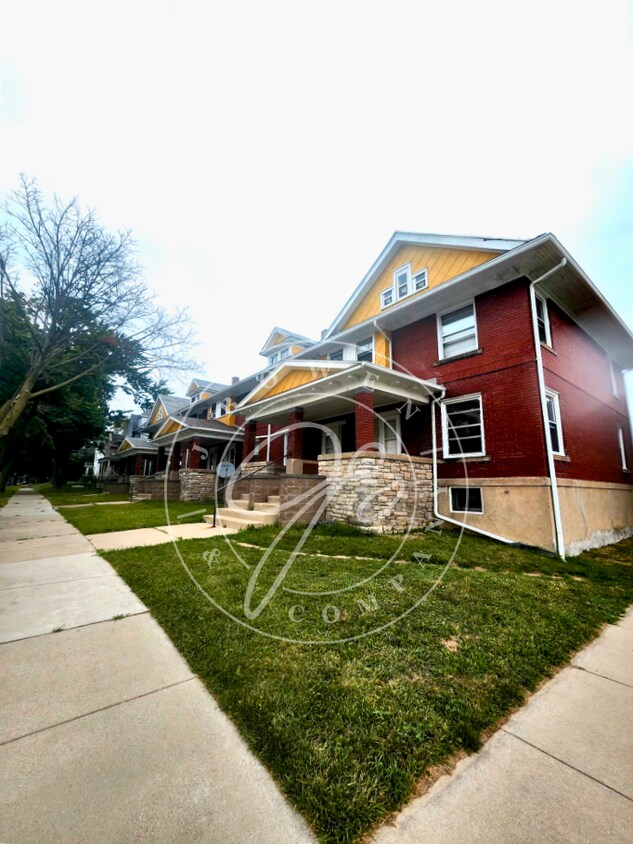 Foto principal - 2 bed 2 story townhouse! Individual basement! Front and back entrances with porch!