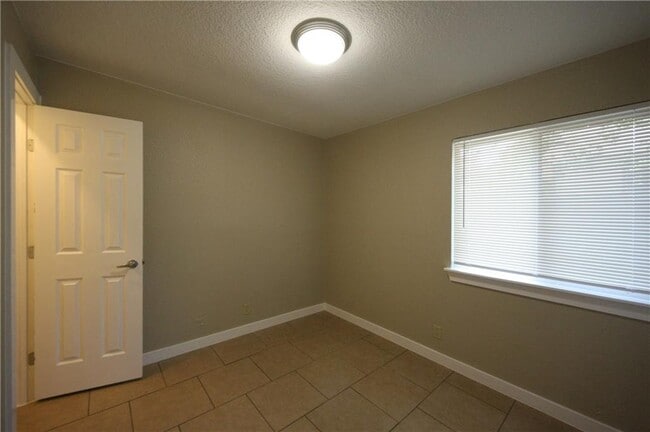 Building Photo - 1811 Nicole Cir