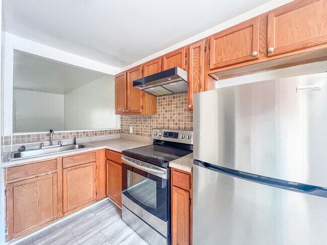 Building Photo - 32 Fox Hill Dr