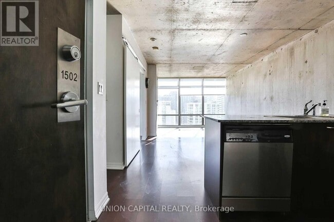 Building Photo - 22 Wellesley St E