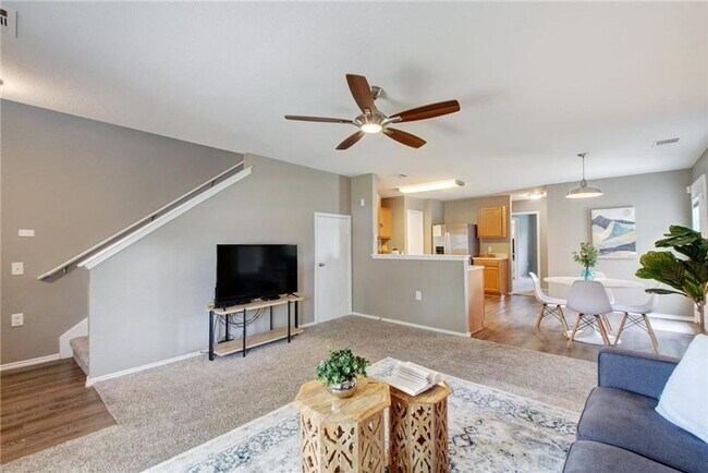 Building Photo - Spacious 3-Bedroom Home in Manor with Primary Suite Downstairs