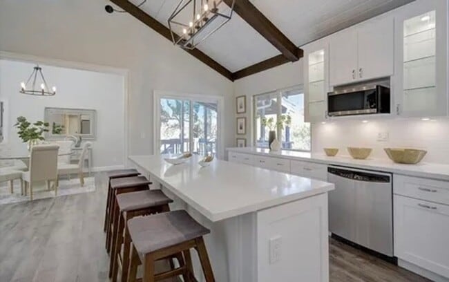 Building Photo - Spacious Single Family Home