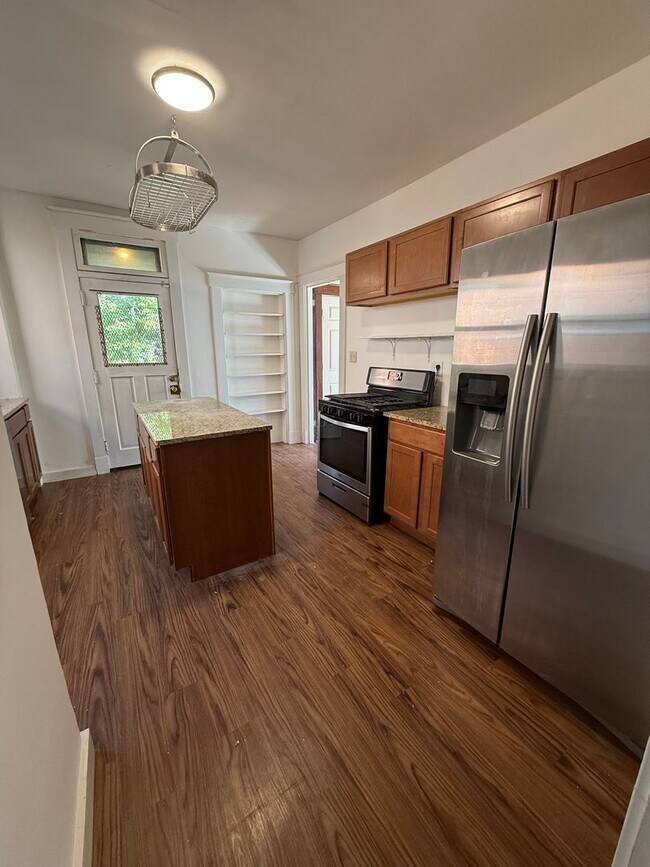Foto del edificio - Spacious 3-bed 2-full bath available now