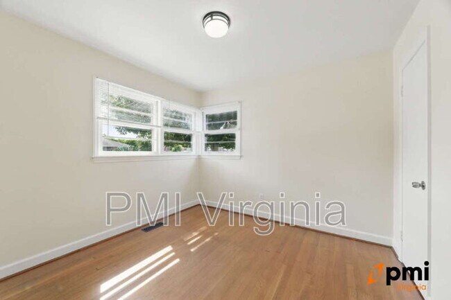 Foto del edificio - 34 Whitaker Ave