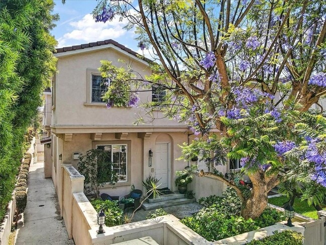 Building Photo - 3 Bedroom + Bonus Room End Unit Townhome