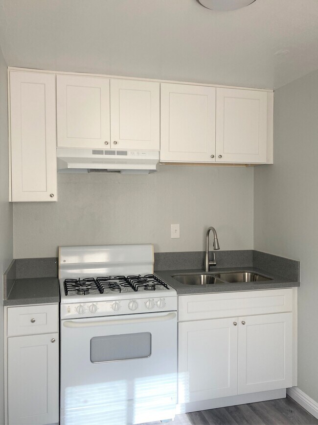 Building Photo - 1456 Elm Ave