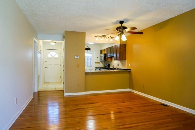 Building Photo - Charming Townhouse in Arden