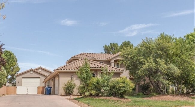 Building Photo - 584 W Mariposa Dr