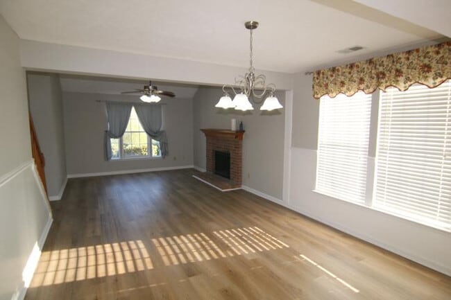 Building Photo - Room in House on Douglas Fir Ct