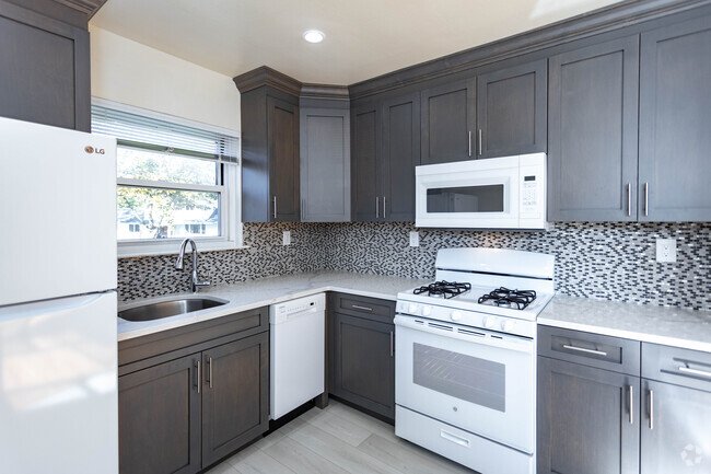 Studio - 517SF -Soundview - Kitchen - Wildwood & Soundview Garden Apartments