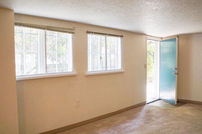 Foto del edificio - Great NW Location: Spacious 1 Bedroom Ready Soon!