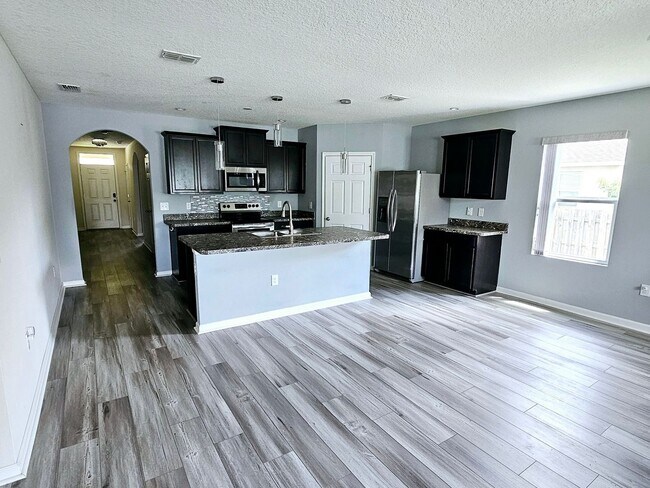 Foto del edificio - 4 Bedroom Single Family Home in Port Saint...