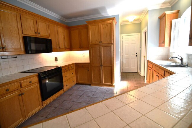 Building Photo - Move in Special!!!!!!  3 BR/2BA 1,807 Sq F...