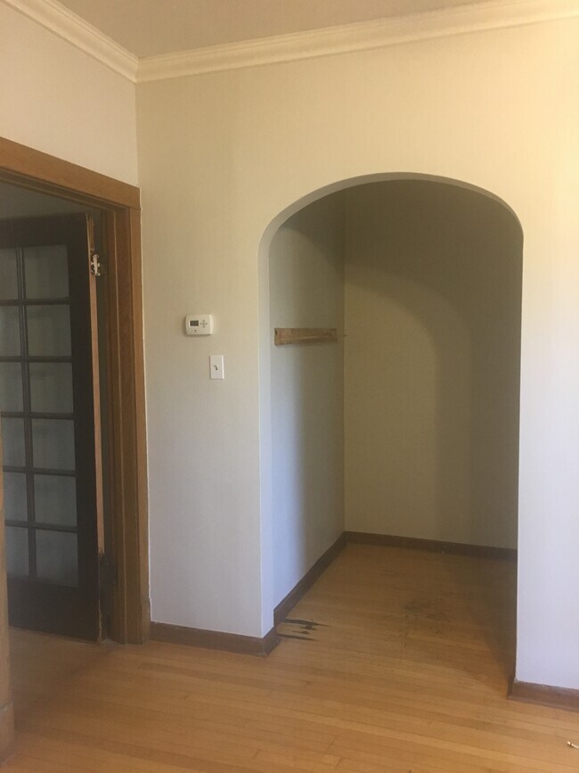 entrance hall - 3244 N Monticello Ave