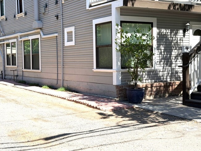 Building Photo - Beautifully Renovated Midtown Sacramento Apartment with Private Backyard Patio!