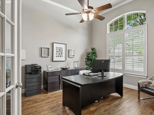 Foto del edificio - 9004 Cypress Creek Rd