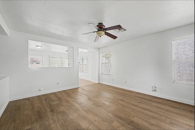 Building Photo - 1112 S Bogle Ct