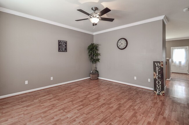 Building Photo - Roomy 3 Bedroom 2.5 Bath Townhome in Willi...