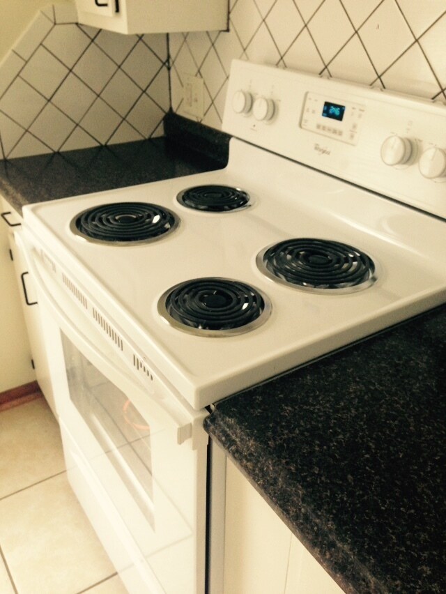 Building Photo - 3BR Ranch w FP, Attached Garage, Full Base...