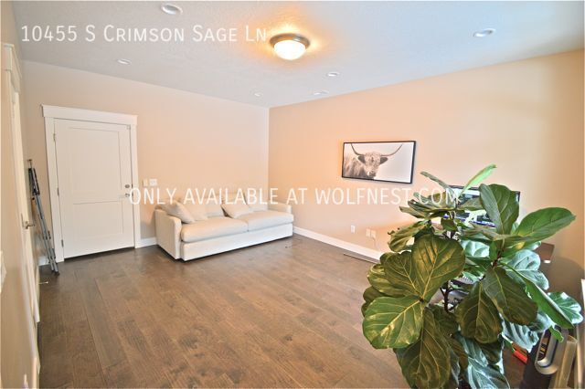 Building Photo - Stunning 4 Bedroom Sandy Townhome! No Depo...