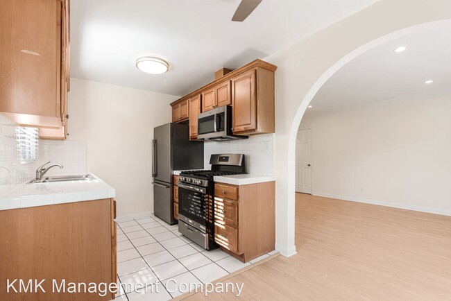 Building Photo - 1 br, 1 bath Apartment - 11011-11025 1/2 V...