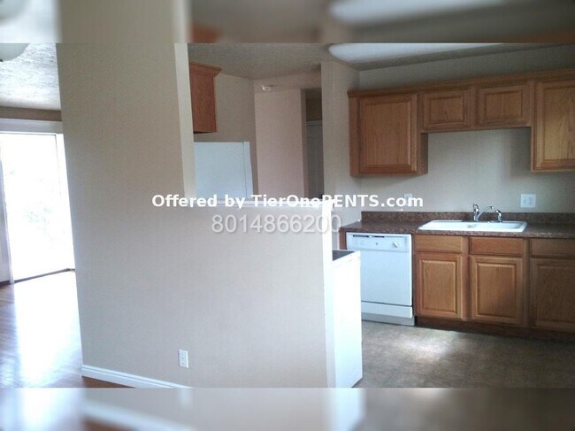 Foto del edificio - Charming 4-Bedroom Home with Hardwood Floo...
