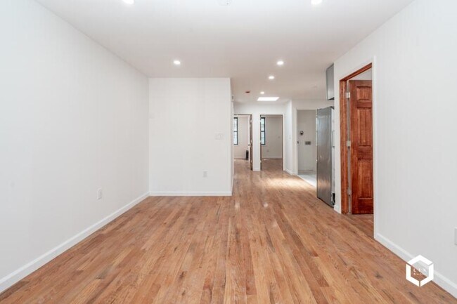 Foto del edificio - 3 bedroom in JAMAICA NY 11433