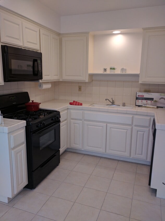 Kitchen w/dishwasher - 2206 Graham Ave