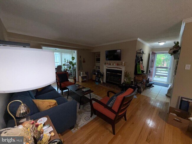Foto del edificio - 10165 Oakton Terrace Rd