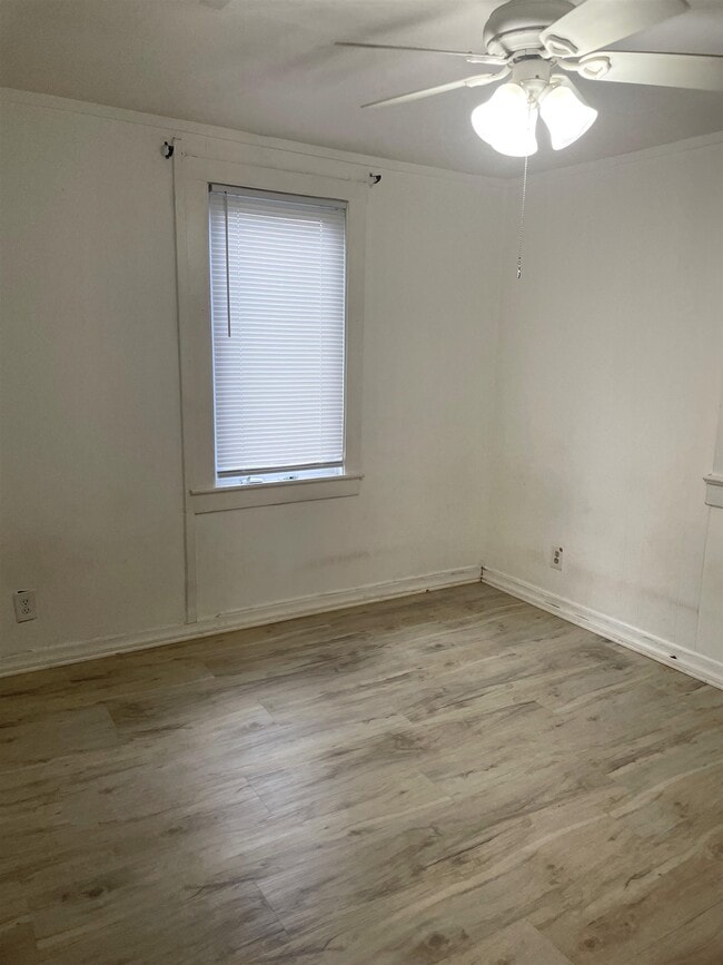 Foto del edificio - 4588 First Ave