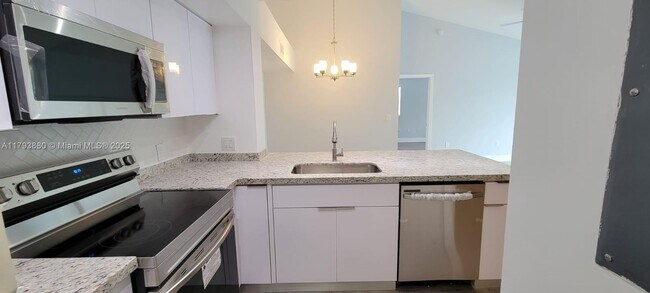 Building Photo - 677 SW 111th Ave